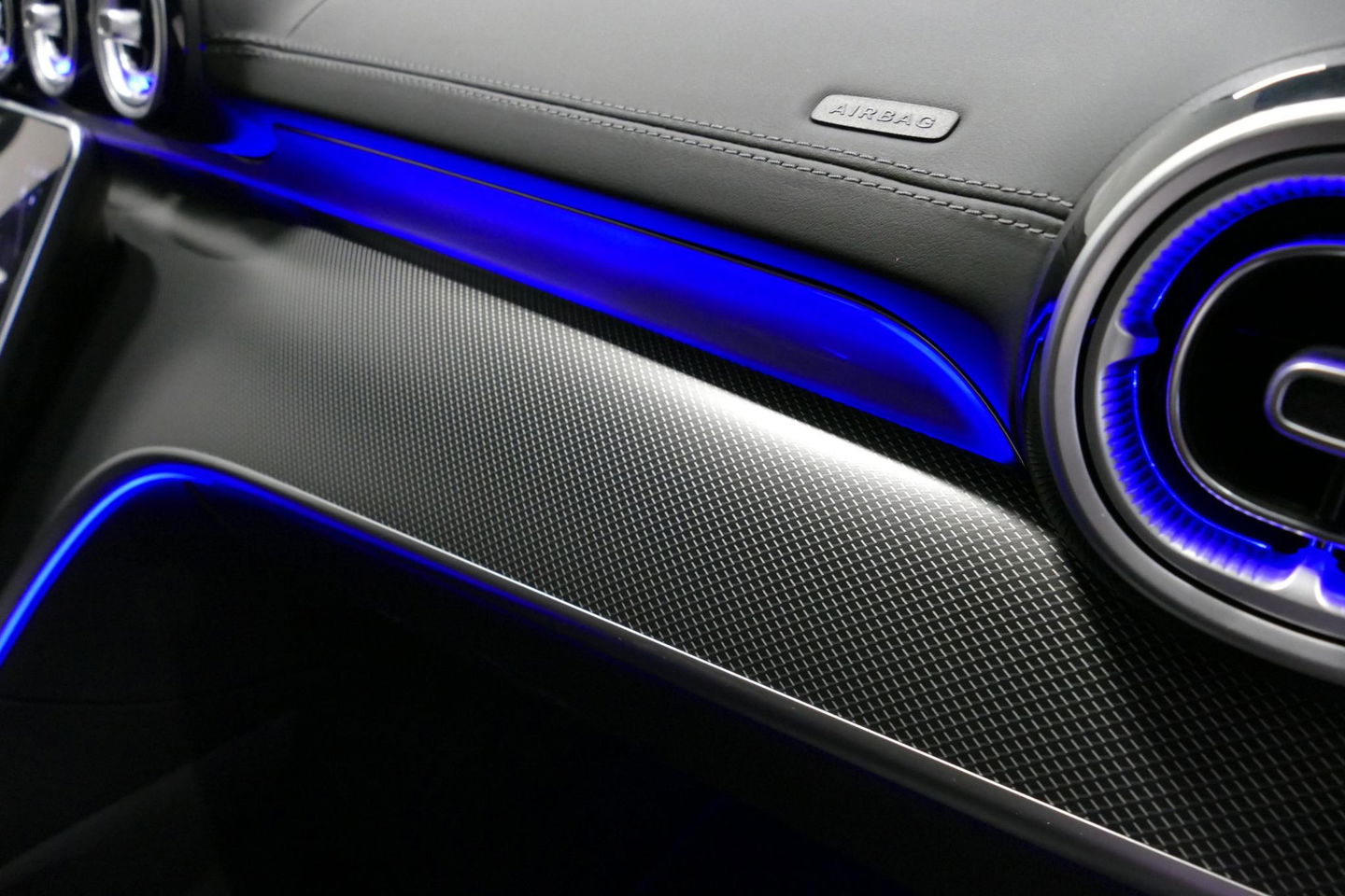 Mercedes-Benz C-Klasse 300 e AMG Line / C63S AMG Diffuser / Panamericana Grill / Panoramadak / Massage stoelen / Stoelverwarm- & koeling / Ambienteverlichting Premium / Elektr. verstelbare voorstoelen + memory / Apple Carplay - Android Auto / Head-up Display / Stuurwiel verwarm