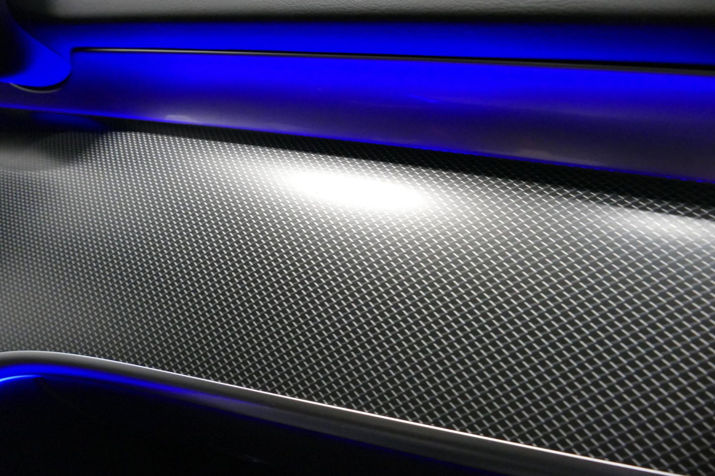 Mercedes-Benz C-Klasse 300 e AMG Line / C63S AMG Diffuser / Panamericana Grill / Panoramadak / Massage stoelen / Stoelverwarm- & koeling / Ambienteverlichting Premium / Elektr. verstelbare voorstoelen + memory / Apple Carplay - Android Auto / Head-up Display / Stuurwiel verwarm