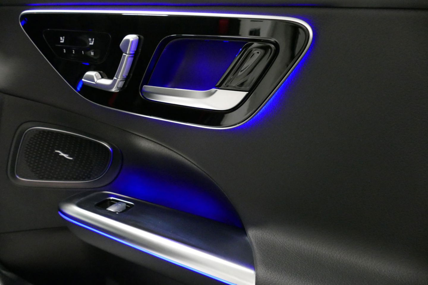 Mercedes-Benz C-Klasse 300 e AMG Line / C63S AMG Diffuser / Panamericana Grill / Panoramadak / Massage stoelen / Stoelverwarm- & koeling / Ambienteverlichting Premium / Elektr. verstelbare voorstoelen + memory / Apple Carplay - Android Auto / Head-up Display / Stuurwiel verwarm