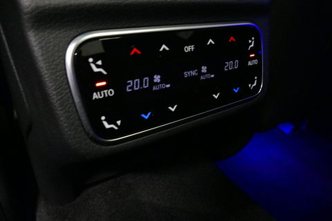 Mercedes-Benz C-Klasse 300 e AMG Line / C63S AMG Diffuser / Panamericana Grill / Panoramadak / Massage stoelen / Stoelverwarm- & koeling / Ambienteverlichting Premium / Elektr. verstelbare voorstoelen + memory / Apple Carplay - Android Auto / Head-up Display / Stuurwiel verwarm