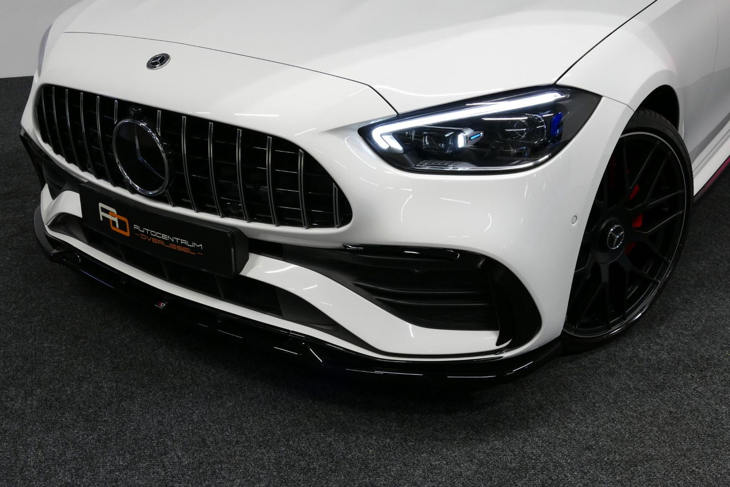 Mercedes-Benz C-Klasse 300 e AMG Line / C63S AMG Diffuser / Panamericana Grill / Panoramadak / Massage stoelen / Stoelverwarm- & koeling / Ambienteverlichting Premium / Elektr. verstelbare voorstoelen + memory / Apple Carplay - Android Auto / Head-up Display / Stuurwiel verwarm