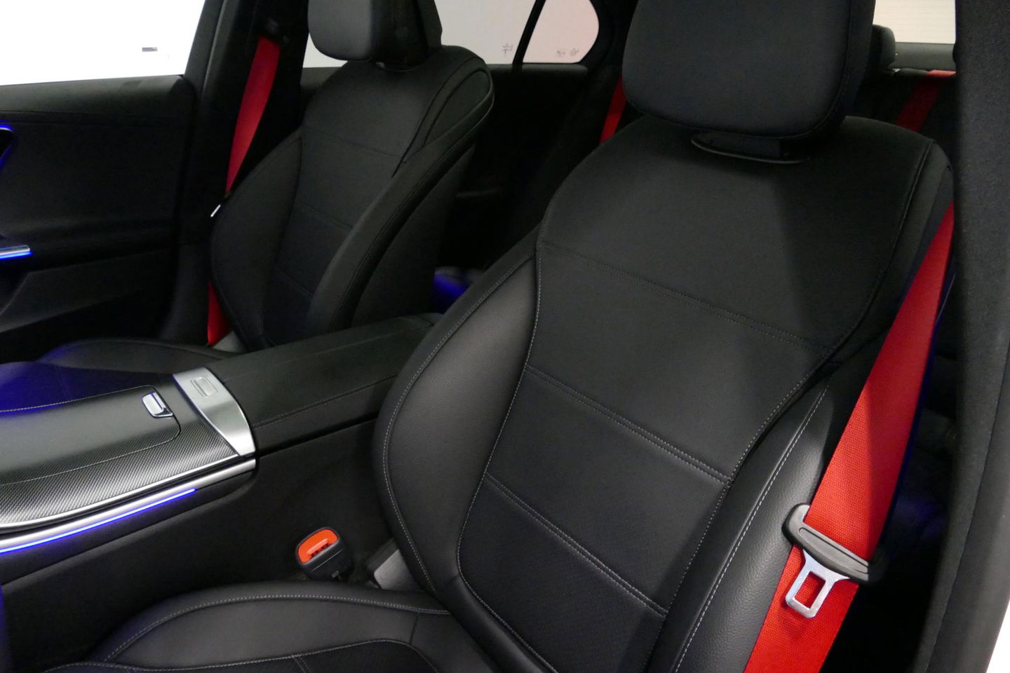 Mercedes-Benz C-Klasse 300 e AMG Line / C63S AMG Diffuser / Panamericana Grill / Panoramadak / Massage stoelen / Stoelverwarm- & koeling / Ambienteverlichting Premium / Elektr. verstelbare voorstoelen + memory / Apple Carplay - Android Auto / Head-up Display / Stuurwiel verwarm