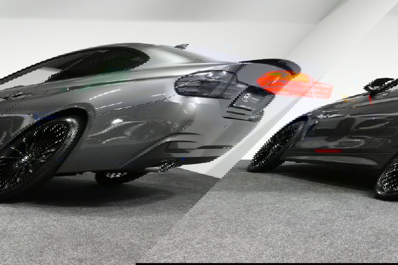 BMW 4 Serie Coupé 428i xDrive M Sport / Stoelverwarming / M Sport-chassis - adaptief onderstel / Navigatie / Climatronic / 19'' LMV / PDC / HiFi speakersysteem / Lederen bekleding / Bi-xenon koplampen / Grootlichtassistent / Sportbesturing variabel