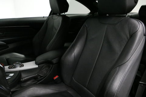 BMW 4 Serie Coupé 428i xDrive M Sport / Stoelverwarming / M Sport-chassis - adaptief onderstel / Navigatie / Climatronic / 19'' LMV / PDC / HiFi speakersysteem / Lederen bekleding / Bi-xenon koplampen / Grootlichtassistent / Sportbesturing variabel