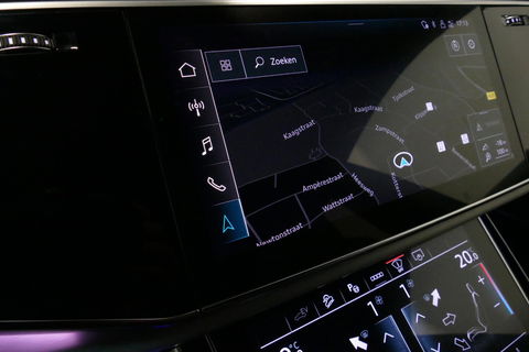 Audi Q8 60 TFSI e quattro Competition / S-Line / HD Matrix LED / Servosluiting / RS-Sportstoelen / Elektr. verstelbare voorstoelen / Head-Up Display / Stuur- & stoelverwarming / 360 graden camera / Bang & Olufsen Sound / Achterbank verwarming / 22'' LMV / Trekhaa
