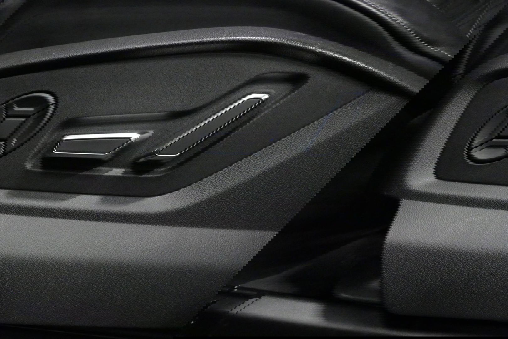 Audi Q8 60 TFSI e quattro Competition / S-Line / HD Matrix LED / Servosluiting / RS-Sportstoelen / Elektr. verstelbare voorstoelen / Head-Up Display / Stuur- & stoelverwarming / 360 graden camera / Bang & Olufsen Sound / Achterbank verwarming / 22'' LMV / Trekhaa