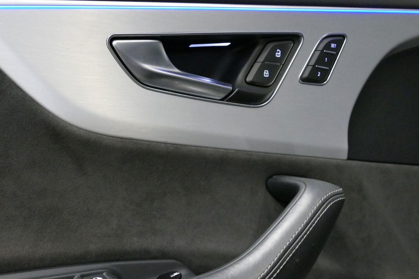 Audi Q8 60 TFSI e quattro Competition / S-Line / HD Matrix LED / Servosluiting / RS-Sportstoelen / Elektr. verstelbare voorstoelen / Head-Up Display / Stuur- & stoelverwarming / 360 graden camera / Bang & Olufsen Sound / Achterbank verwarming / 22'' LMV / Trekhaa