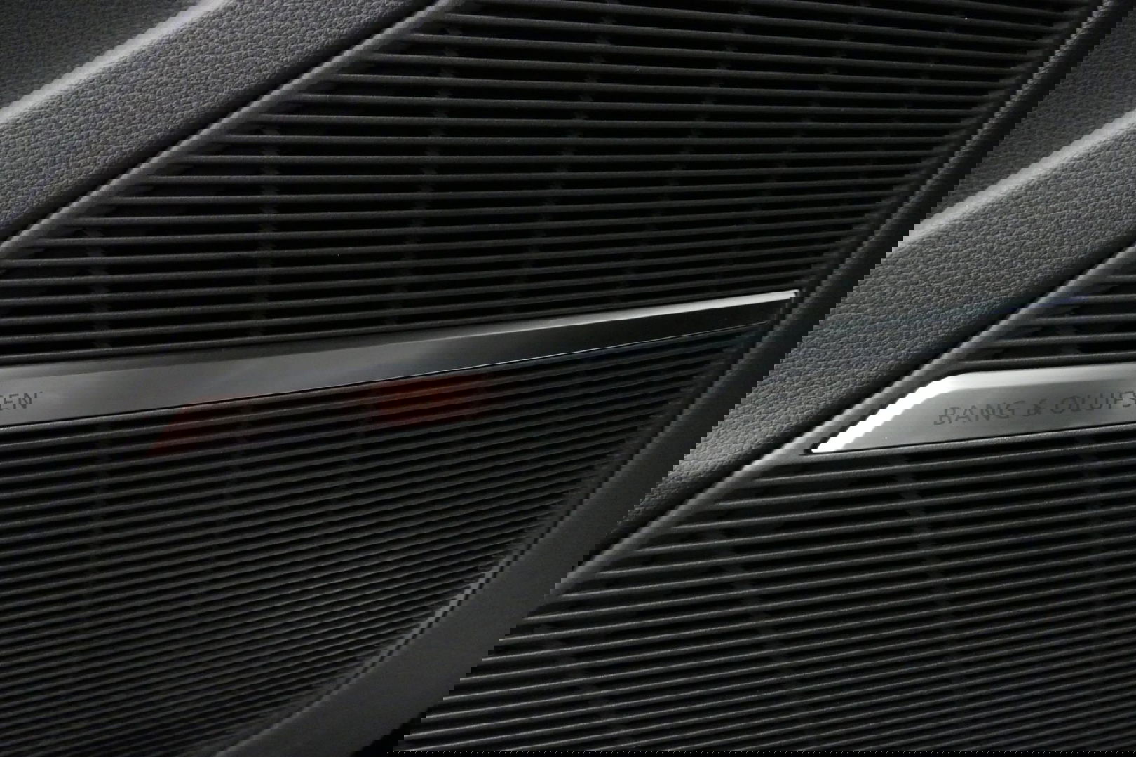 Audi Q8 60 TFSI e quattro Competition / S-Line / HD Matrix LED / Servosluiting / RS-Sportstoelen / Elektr. verstelbare voorstoelen / Head-Up Display / Stuur- & stoelverwarming / 360 graden camera / Bang & Olufsen Sound / Achterbank verwarming / 22'' LMV / Trekhaa