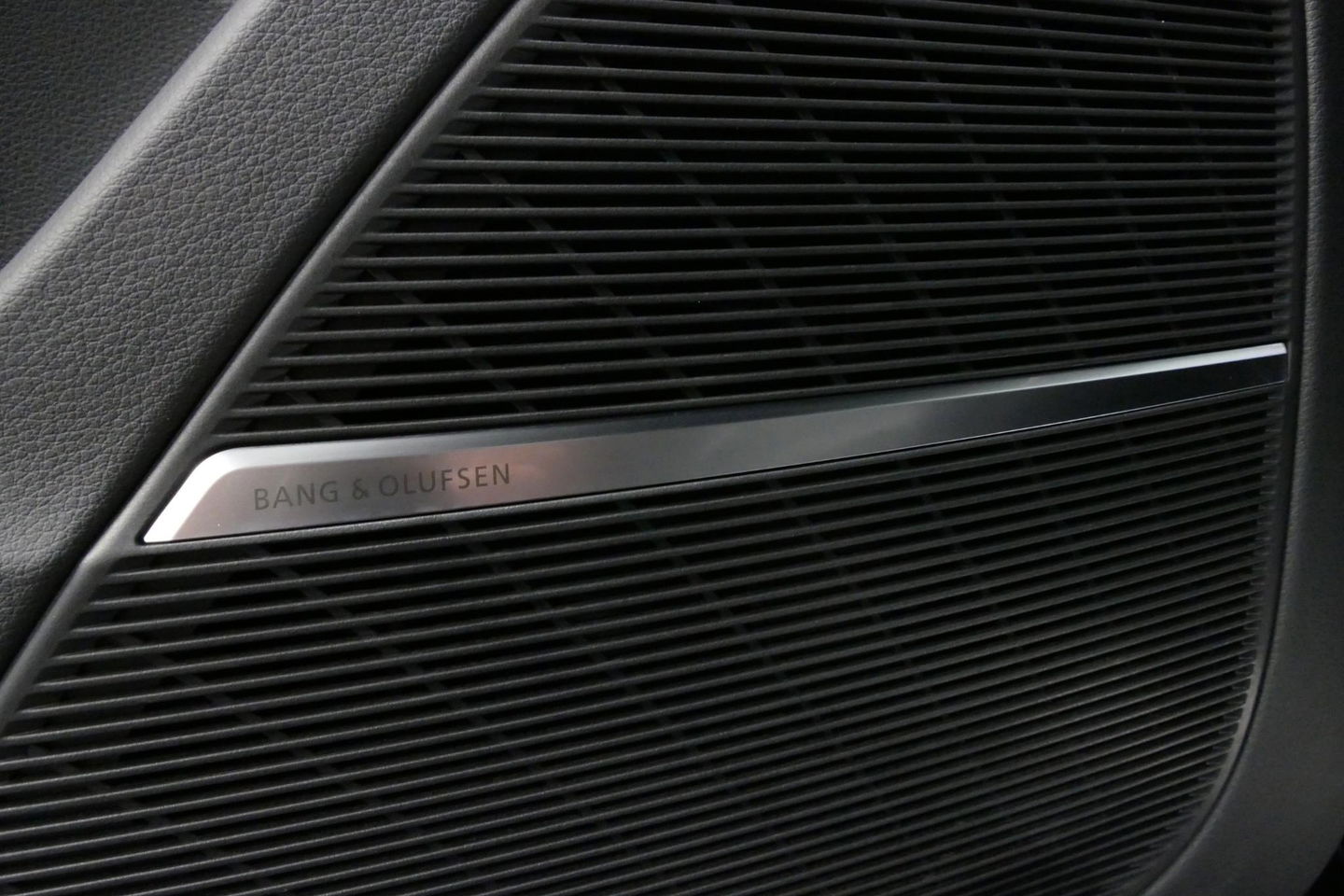 Audi Q8 60 TFSI e quattro Competition / S-Line / HD Matrix LED / Servosluiting / RS-Sportstoelen / Elektr. verstelbare voorstoelen / Head-Up Display / Stuur- & stoelverwarming / 360 graden camera / Bang & Olufsen Sound / Achterbank verwarming / 22'' LMV / Trekhaa