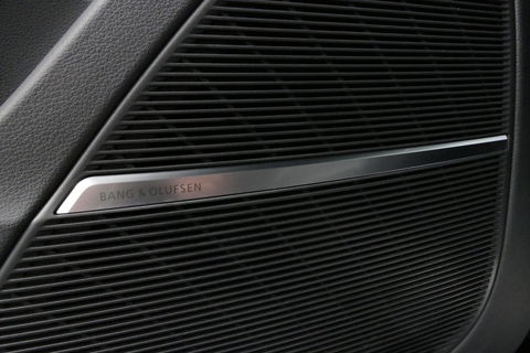 Audi Q8 60 TFSI e quattro Competition / S-Line / HD Matrix LED / Servosluiting / RS-Sportstoelen / Elektr. verstelbare voorstoelen / Head-Up Display / Stuur- & stoelverwarming / 360 graden camera / Bang & Olufsen Sound / Achterbank verwarming / 22'' LMV / Trekhaa