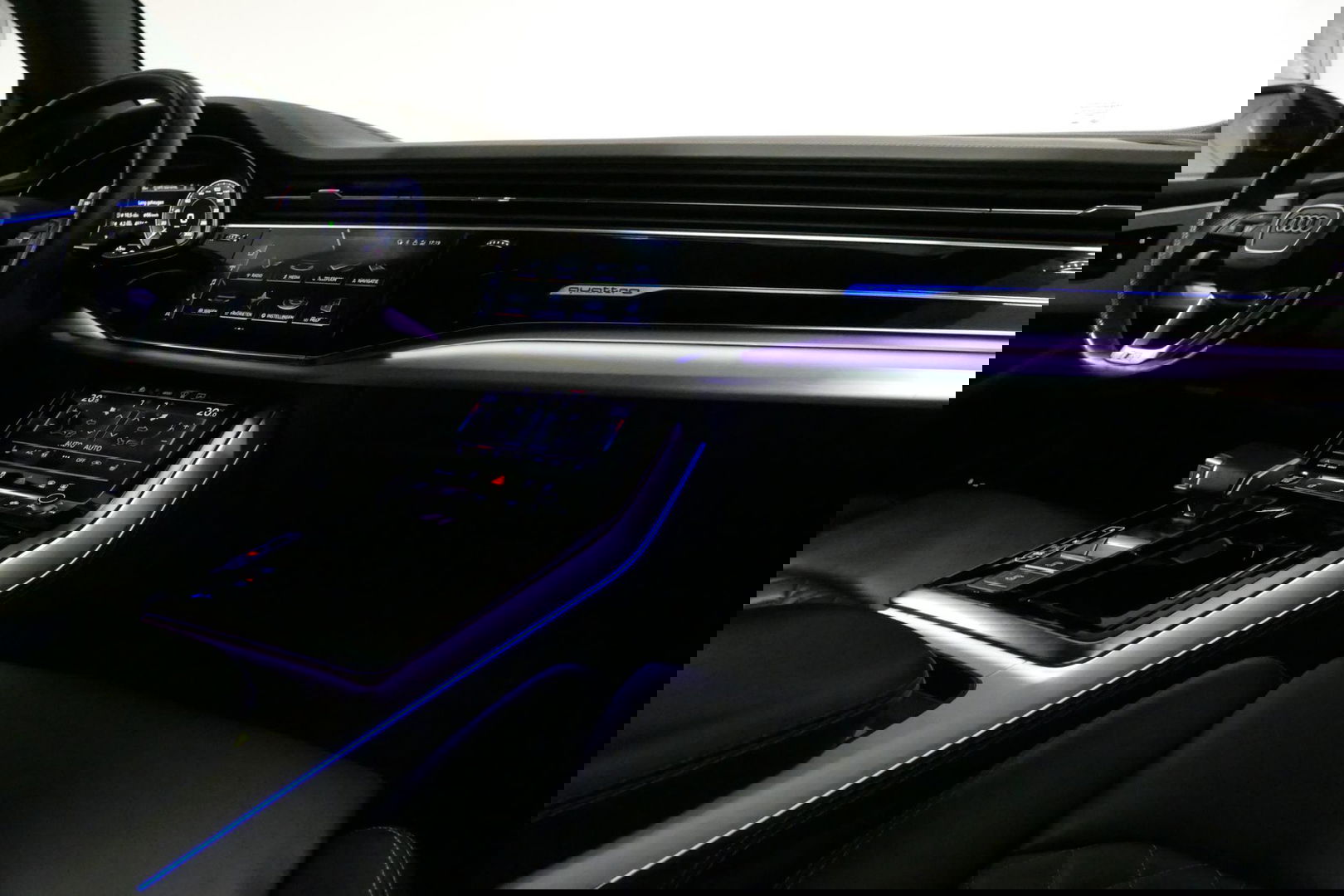 Audi Q8 60 TFSI e quattro Competition / S-Line / HD Matrix LED / Servosluiting / RS-Sportstoelen / Elektr. verstelbare voorstoelen / Head-Up Display / Stuur- & stoelverwarming / 360 graden camera / Bang & Olufsen Sound / Achterbank verwarming / 22'' LMV / Trekhaa