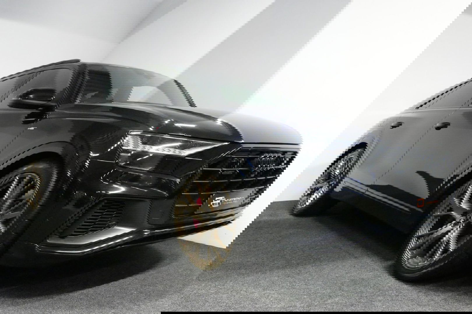 Audi Q8 60 TFSI e quattro Competition / S-Line / HD Matrix LED / Servosluiting / RS-Sportstoelen / Elektr. verstelbare voorstoelen / Head-Up Display / Stuur- & stoelverwarming / 360 graden camera / Bang & Olufsen Sound / Achterbank verwarming / 22'' LMV / Trekhaa