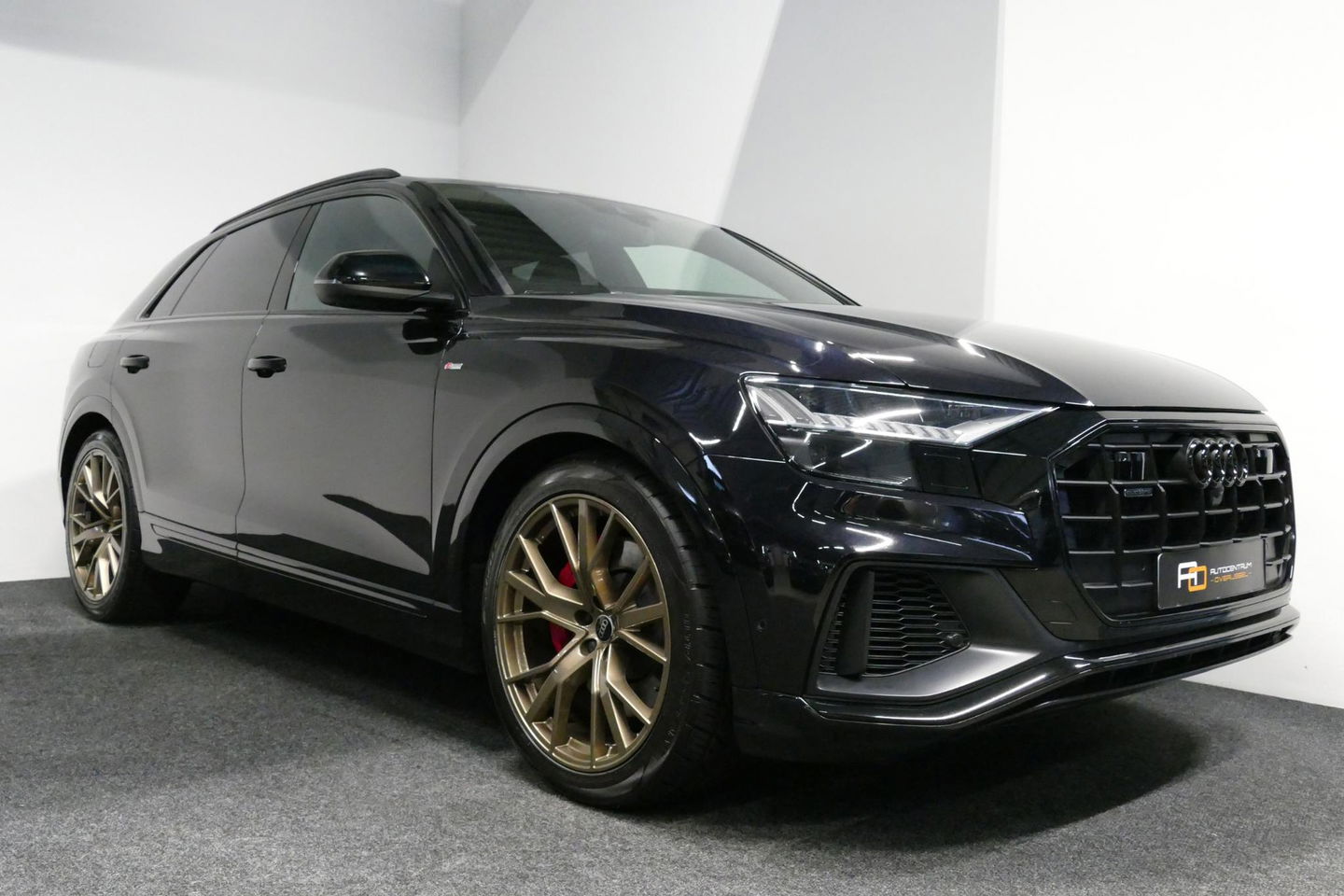 Audi Q8 60 TFSI e quattro Competition / S-Line / HD Matrix LED / Servosluiting / RS-Sportstoelen / Elektr. verstelbare voorstoelen / Head-Up Display / Stuur- & stoelverwarming / 360 graden camera / Bang & Olufsen Sound / Achterbank verwarming / 22'' LMV / Trekhaa