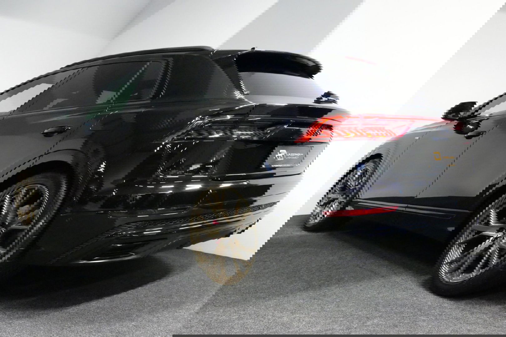 Audi Q8 60 TFSI e quattro Competition / S-Line / HD Matrix LED / Servosluiting / RS-Sportstoelen / Elektr. verstelbare voorstoelen / Head-Up Display / Stuur- & stoelverwarming / 360 graden camera / Bang & Olufsen Sound / Achterbank verwarming / 22'' LMV / Trekhaa