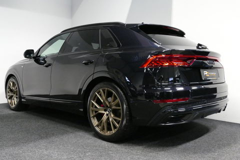 Audi Q8 60 TFSI e quattro Competition / S-Line / HD Matrix LED / Servosluiting / RS-Sportstoelen / Elektr. verstelbare voorstoelen / Head-Up Display / Stuur- & stoelverwarming / 360 graden camera / Bang & Olufsen Sound / Achterbank verwarming / 22'' LMV / Trekhaa