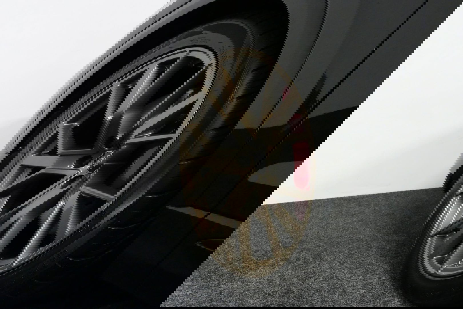 Audi Q8 60 TFSI e quattro Competition / S-Line / HD Matrix LED / Servosluiting / RS-Sportstoelen / Elektr. verstelbare voorstoelen / Head-Up Display / Stuur- & stoelverwarming / 360 graden camera / Bang & Olufsen Sound / Achterbank verwarming / 22'' LMV / Trekhaa