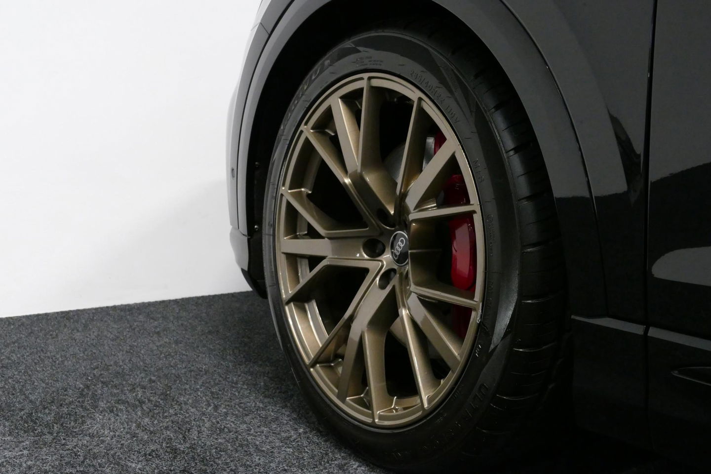 Audi Q8 60 TFSI e quattro Competition / S-Line / HD Matrix LED / Servosluiting / RS-Sportstoelen / Elektr. verstelbare voorstoelen / Head-Up Display / Stuur- & stoelverwarming / 360 graden camera / Bang & Olufsen Sound / Achterbank verwarming / 22'' LMV / Trekhaa