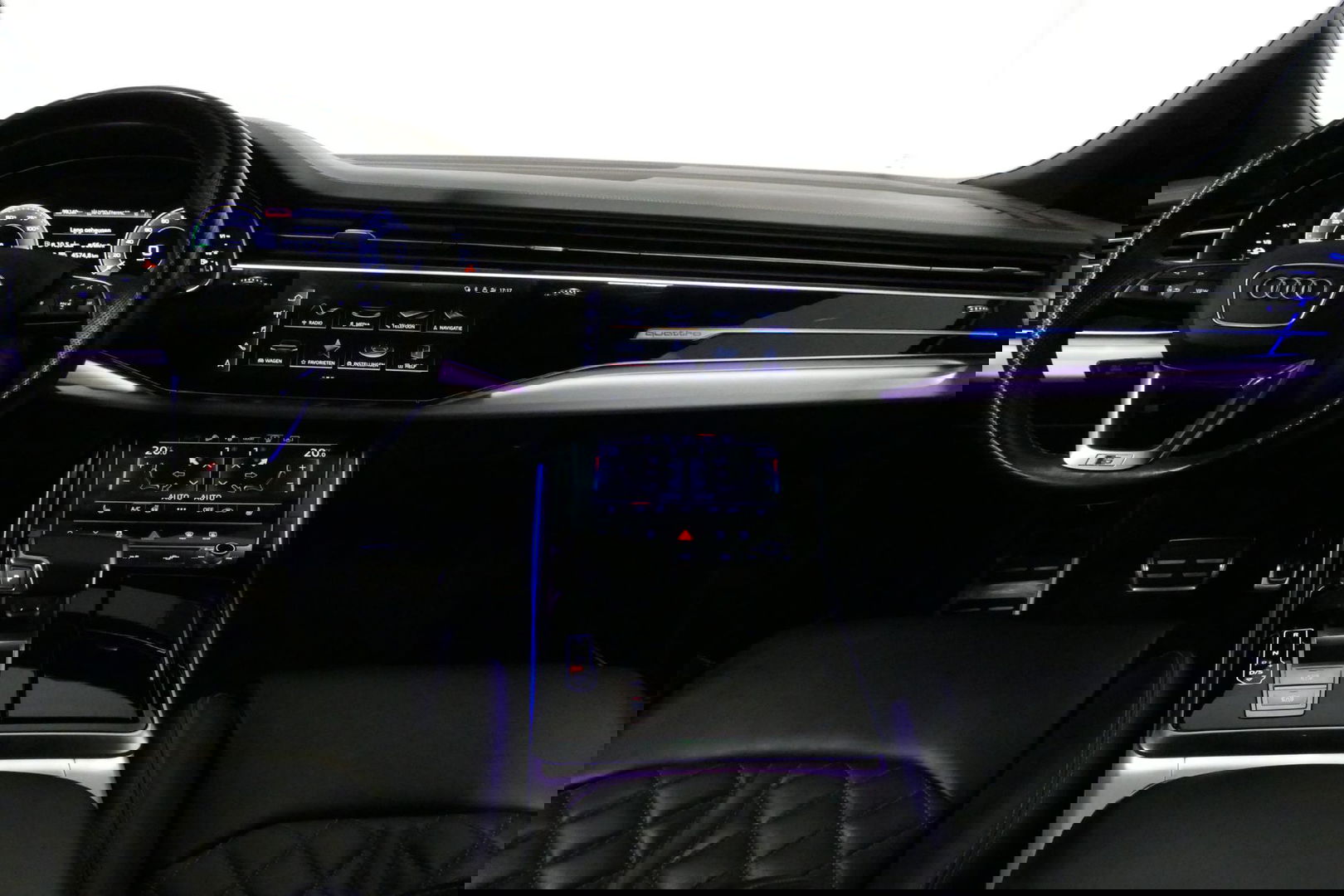 Audi Q8 60 TFSI e quattro Competition / S-Line / HD Matrix LED / Servosluiting / RS-Sportstoelen / Elektr. verstelbare voorstoelen / Head-Up Display / Stuur- & stoelverwarming / 360 graden camera / Bang & Olufsen Sound / Achterbank verwarming / 22'' LMV / Trekhaa