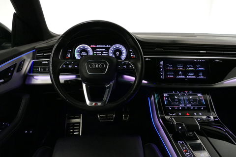 Audi Q8 60 TFSI e quattro Competition / S-Line / HD Matrix LED / Servosluiting / RS-Sportstoelen / Elektr. verstelbare voorstoelen / Head-Up Display / Stuur- & stoelverwarming / 360 graden camera / Bang & Olufsen Sound / Achterbank verwarming / 22'' LMV / Trekhaa