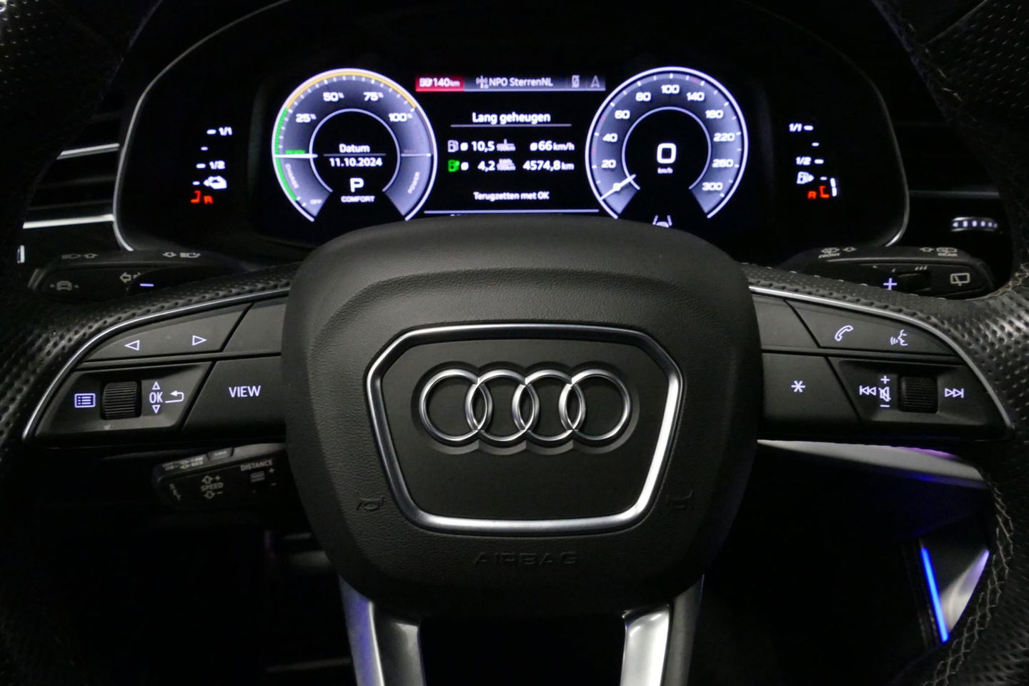 Audi Q8 60 TFSI e quattro Competition / S-Line / HD Matrix LED / Servosluiting / RS-Sportstoelen / Elektr. verstelbare voorstoelen / Head-Up Display / Stuur- & stoelverwarming / 360 graden camera / Bang & Olufsen Sound / Achterbank verwarming / 22'' LMV / Trekhaa