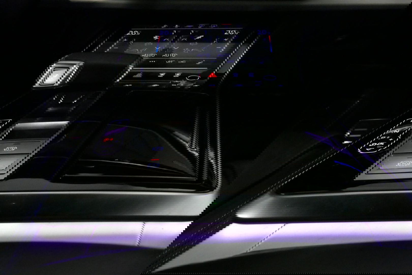 Audi Q8 60 TFSI e quattro Competition / S-Line / HD Matrix LED / Servosluiting / RS-Sportstoelen / Elektr. verstelbare voorstoelen / Head-Up Display / Stuur- & stoelverwarming / 360 graden camera / Bang & Olufsen Sound / Achterbank verwarming / 22'' LMV / Trekhaa