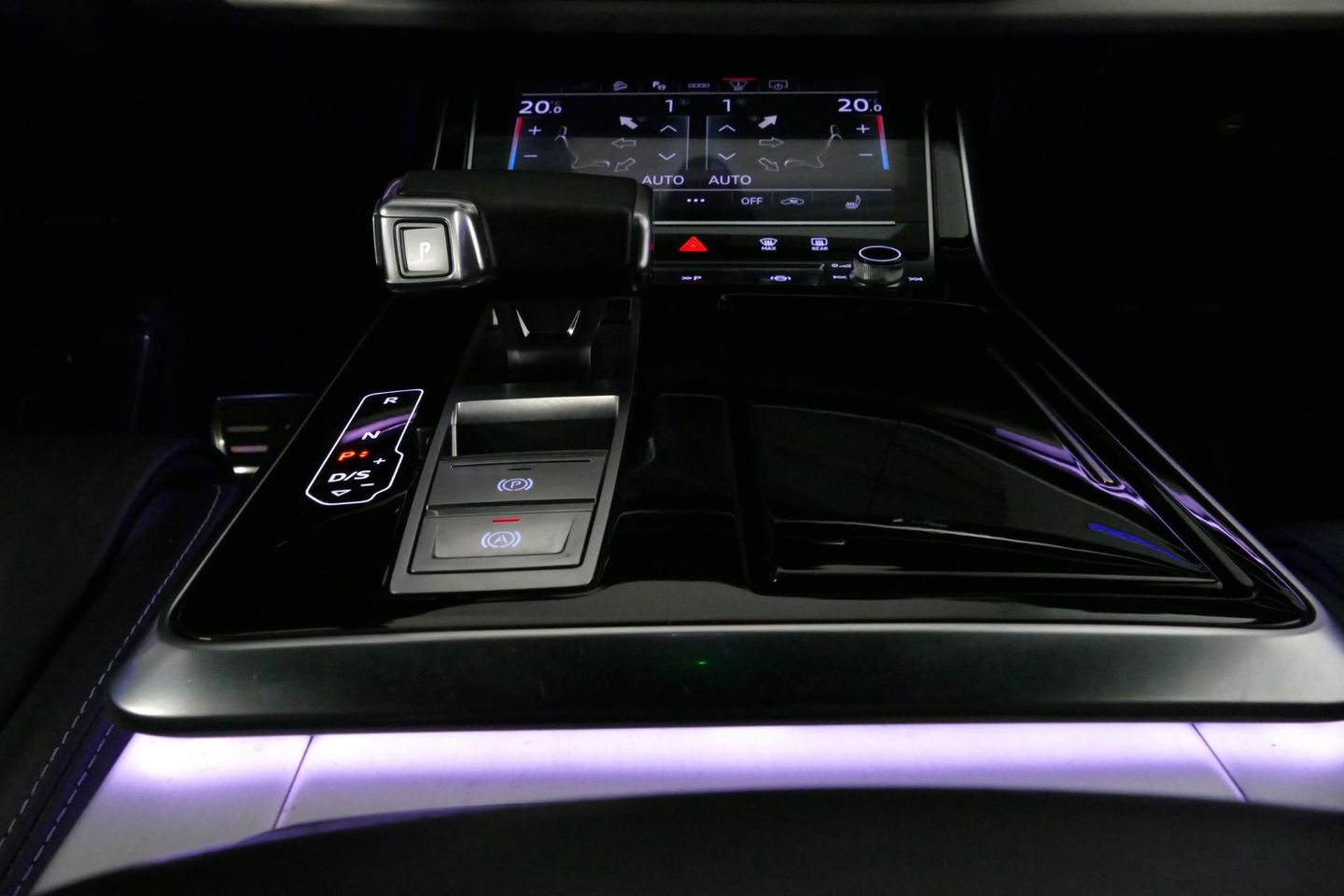 Audi Q8 60 TFSI e quattro Competition / S-Line / HD Matrix LED / Servosluiting / RS-Sportstoelen / Elektr. verstelbare voorstoelen / Head-Up Display / Stuur- & stoelverwarming / 360 graden camera / Bang & Olufsen Sound / Achterbank verwarming / 22'' LMV / Trekhaa