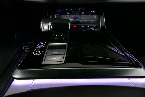 Audi Q8 60 TFSI e quattro Competition / S-Line / HD Matrix LED / Servosluiting / RS-Sportstoelen / Elektr. verstelbare voorstoelen / Head-Up Display / Stuur- & stoelverwarming / 360 graden camera / Bang & Olufsen Sound / Achterbank verwarming / 22'' LMV / Trekhaa