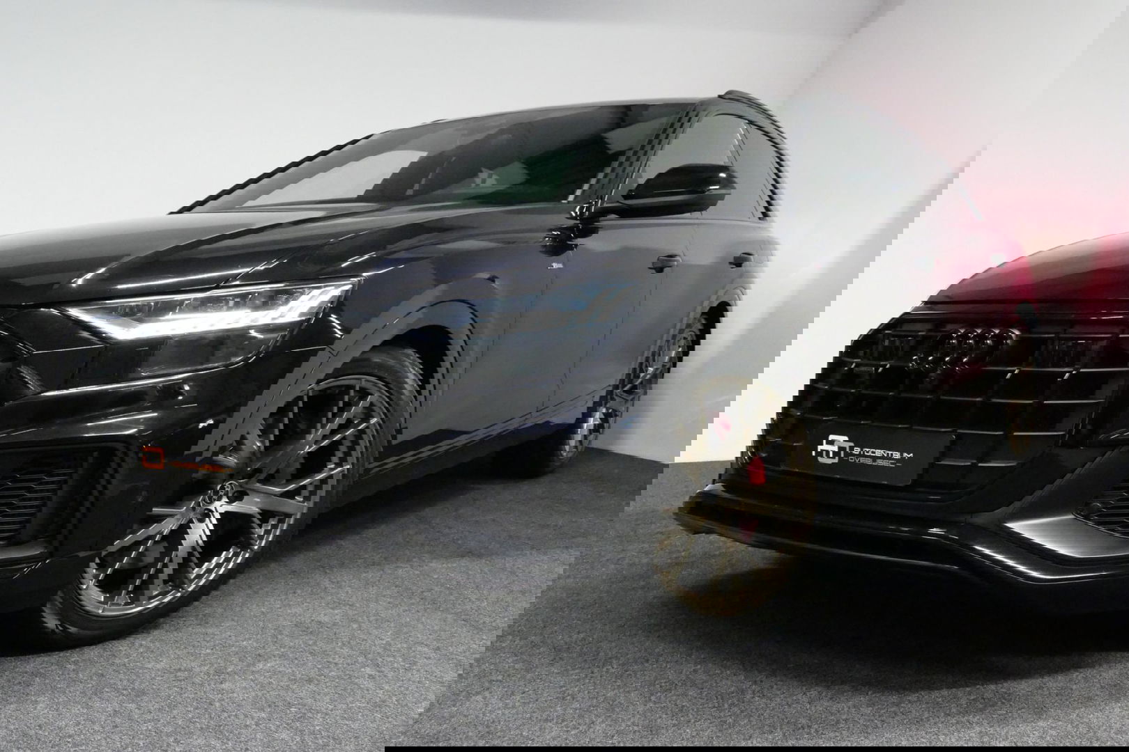 Audi Q8 60 TFSI e quattro Competition / S-Line / HD Matrix LED / Servosluiting / RS-Sportstoelen / Elektr. verstelbare voorstoelen / Head-Up Display / Stuur- & stoelverwarming / 360 graden camera / Bang & Olufsen Sound / Achterbank verwarming / 22'' LMV / Trekhaa