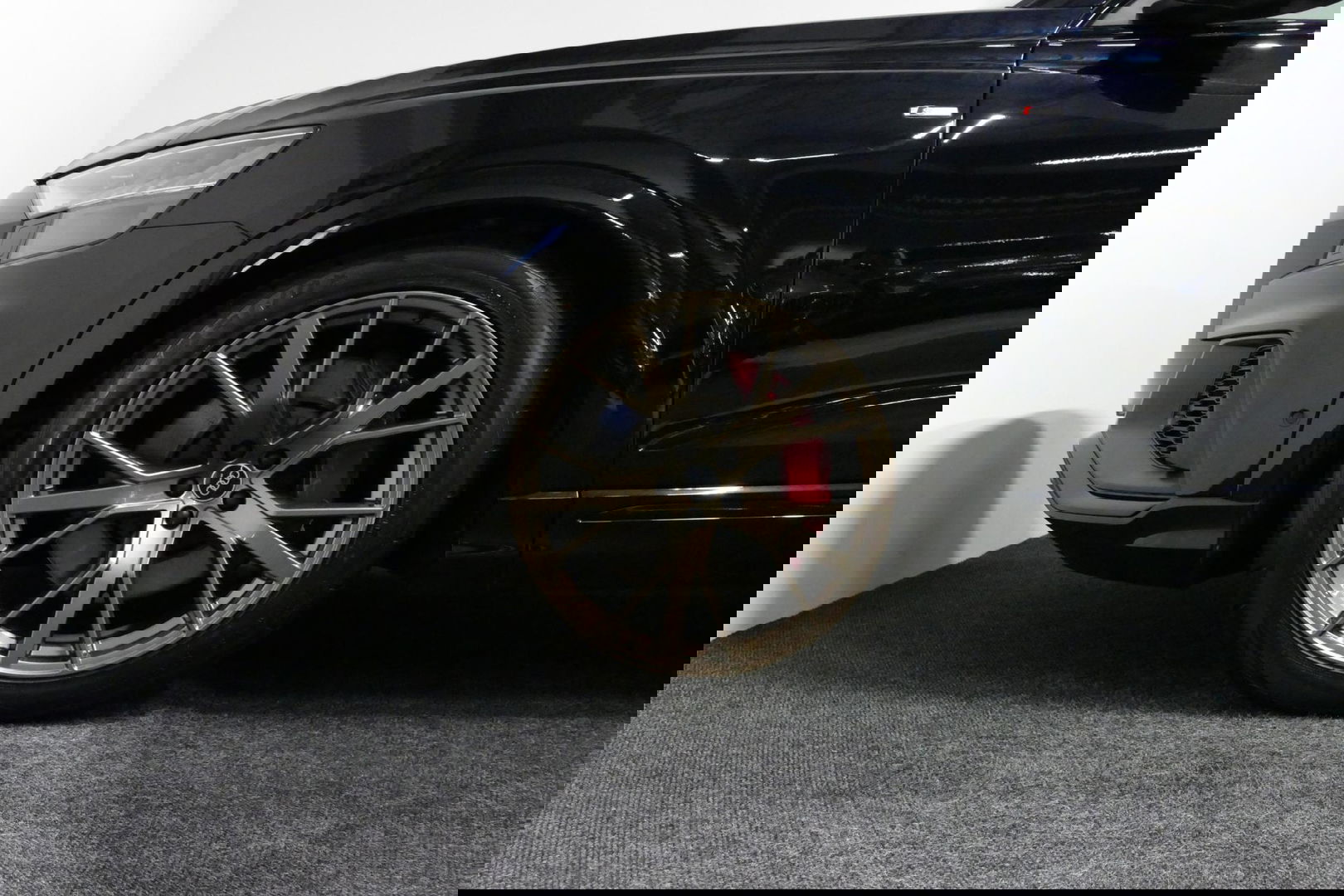 Audi Q8 60 TFSI e quattro Competition / S-Line / HD Matrix LED / Servosluiting / RS-Sportstoelen / Elektr. verstelbare voorstoelen / Head-Up Display / Stuur- & stoelverwarming / 360 graden camera / Bang & Olufsen Sound / Achterbank verwarming / 22'' LMV / Trekhaa