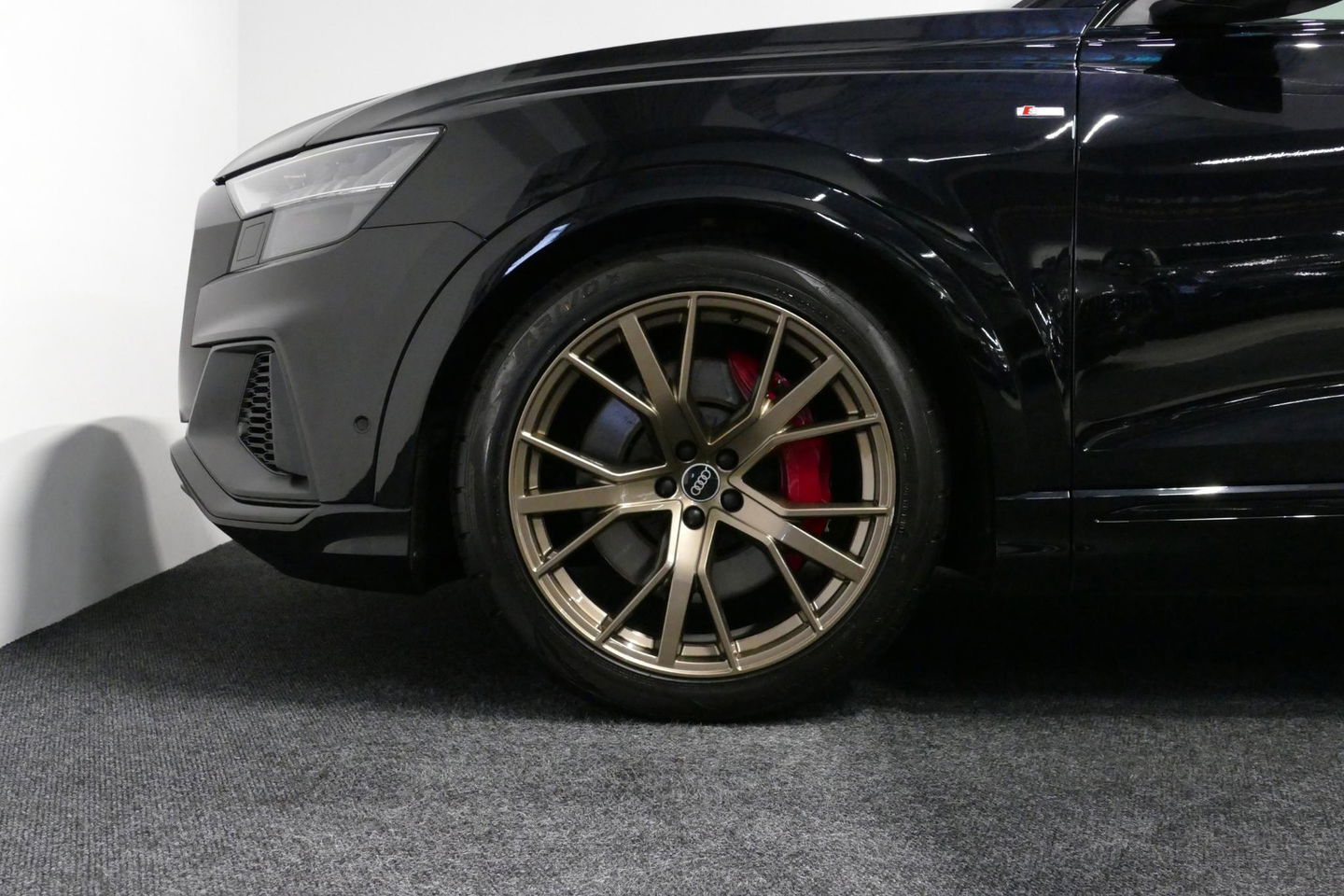 Audi Q8 60 TFSI e quattro Competition / S-Line / HD Matrix LED / Servosluiting / RS-Sportstoelen / Elektr. verstelbare voorstoelen / Head-Up Display / Stuur- & stoelverwarming / 360 graden camera / Bang & Olufsen Sound / Achterbank verwarming / 22'' LMV / Trekhaa