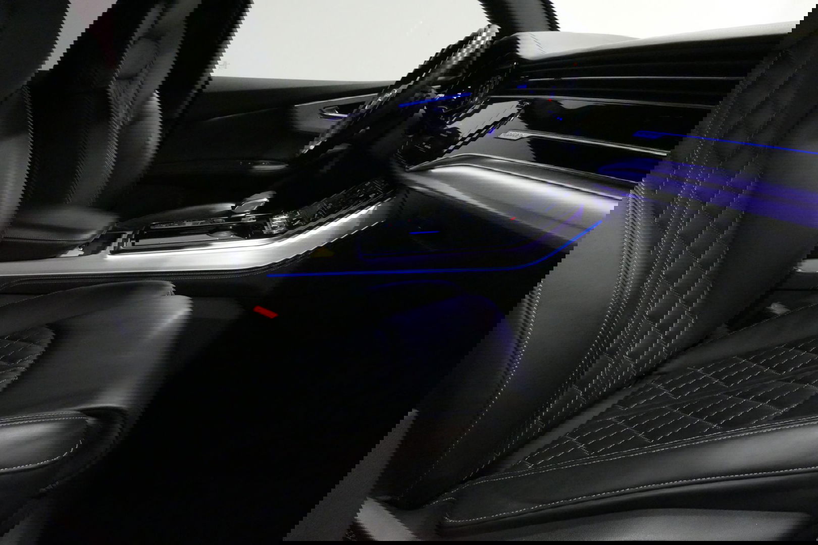 Audi Q8 60 TFSI e quattro Competition / S-Line / HD Matrix LED / Servosluiting / RS-Sportstoelen / Elektr. verstelbare voorstoelen / Head-Up Display / Stuur- & stoelverwarming / 360 graden camera / Bang & Olufsen Sound / Achterbank verwarming / 22'' LMV / Trekhaa