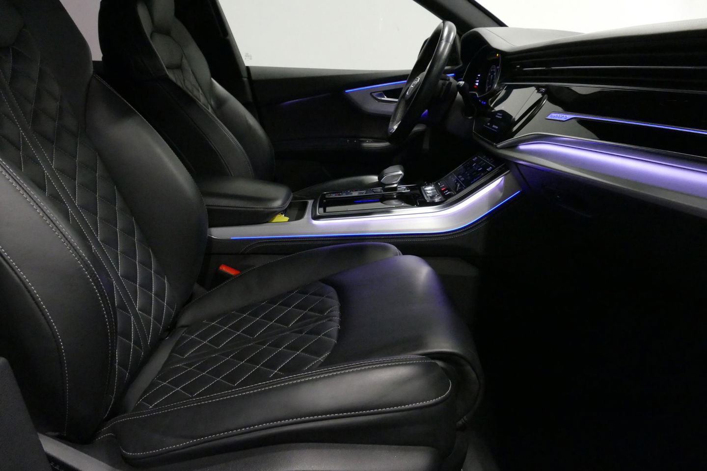 Audi Q8 60 TFSI e quattro Competition / S-Line / HD Matrix LED / Servosluiting / RS-Sportstoelen / Elektr. verstelbare voorstoelen / Head-Up Display / Stuur- & stoelverwarming / 360 graden camera / Bang & Olufsen Sound / Achterbank verwarming / 22'' LMV / Trekhaa