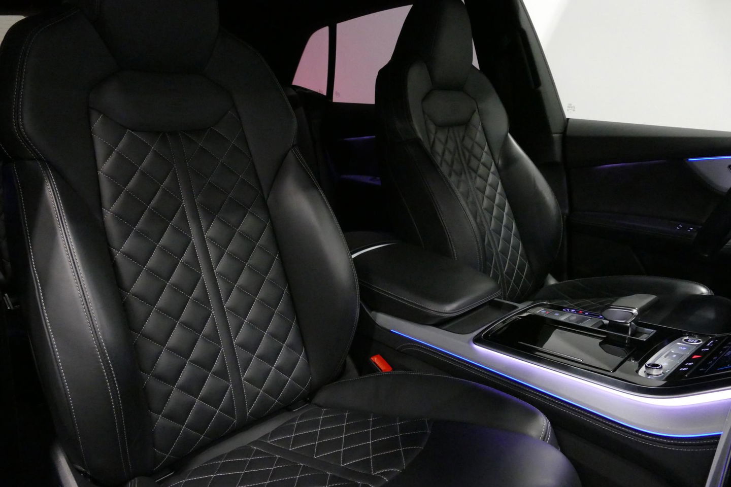 Audi Q8 60 TFSI e quattro Competition / S-Line / HD Matrix LED / Servosluiting / RS-Sportstoelen / Elektr. verstelbare voorstoelen / Head-Up Display / Stuur- & stoelverwarming / 360 graden camera / Bang & Olufsen Sound / Achterbank verwarming / 22'' LMV / Trekhaa