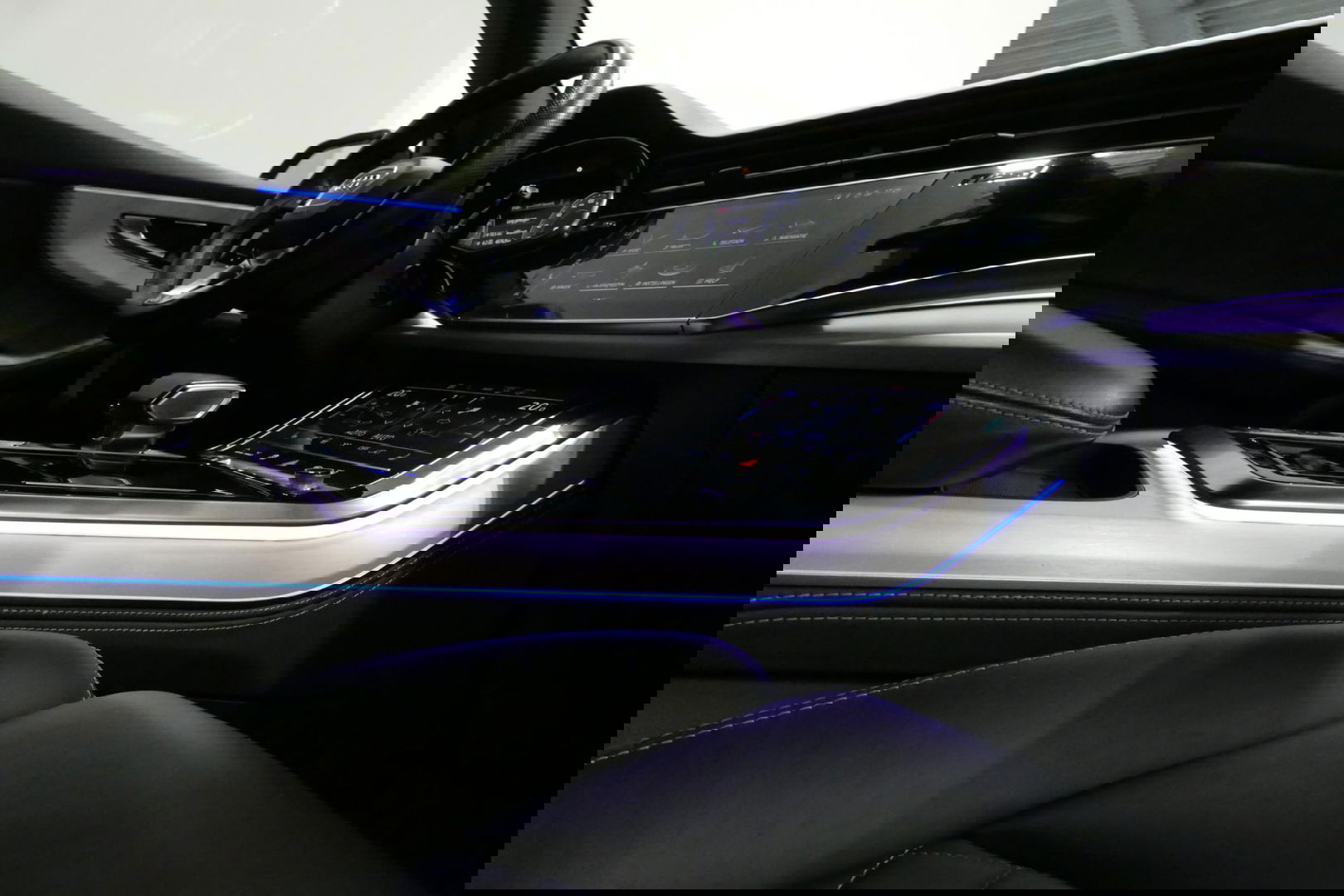 Audi Q8 60 TFSI e quattro Competition / S-Line / HD Matrix LED / Servosluiting / RS-Sportstoelen / Elektr. verstelbare voorstoelen / Head-Up Display / Stuur- & stoelverwarming / 360 graden camera / Bang & Olufsen Sound / Achterbank verwarming / 22'' LMV / Trekhaa