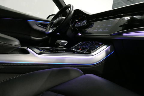 Audi Q8 60 TFSI e quattro Competition / S-Line / HD Matrix LED / Servosluiting / RS-Sportstoelen / Elektr. verstelbare voorstoelen / Head-Up Display / Stuur- & stoelverwarming / 360 graden camera / Bang & Olufsen Sound / Achterbank verwarming / 22'' LMV / Trekhaa