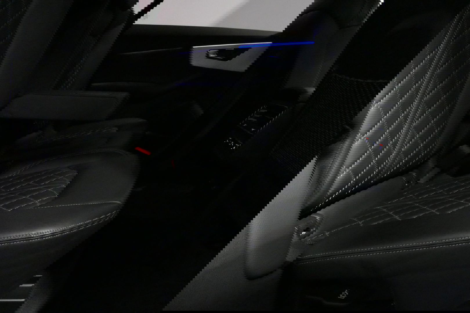 Audi Q8 60 TFSI e quattro Competition / S-Line / HD Matrix LED / Servosluiting / RS-Sportstoelen / Elektr. verstelbare voorstoelen / Head-Up Display / Stuur- & stoelverwarming / 360 graden camera / Bang & Olufsen Sound / Achterbank verwarming / 22'' LMV / Trekhaa