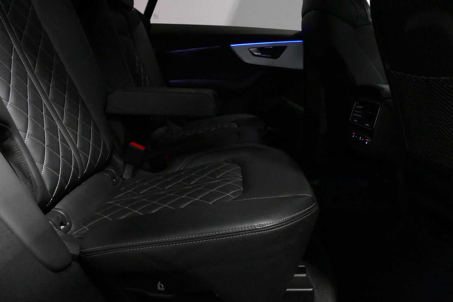 Audi Q8 60 TFSI e quattro Competition / S-Line / HD Matrix LED / Servosluiting / RS-Sportstoelen / Elektr. verstelbare voorstoelen / Head-Up Display / Stuur- & stoelverwarming / 360 graden camera / Bang & Olufsen Sound / Achterbank verwarming / 22'' LMV / Trekhaa