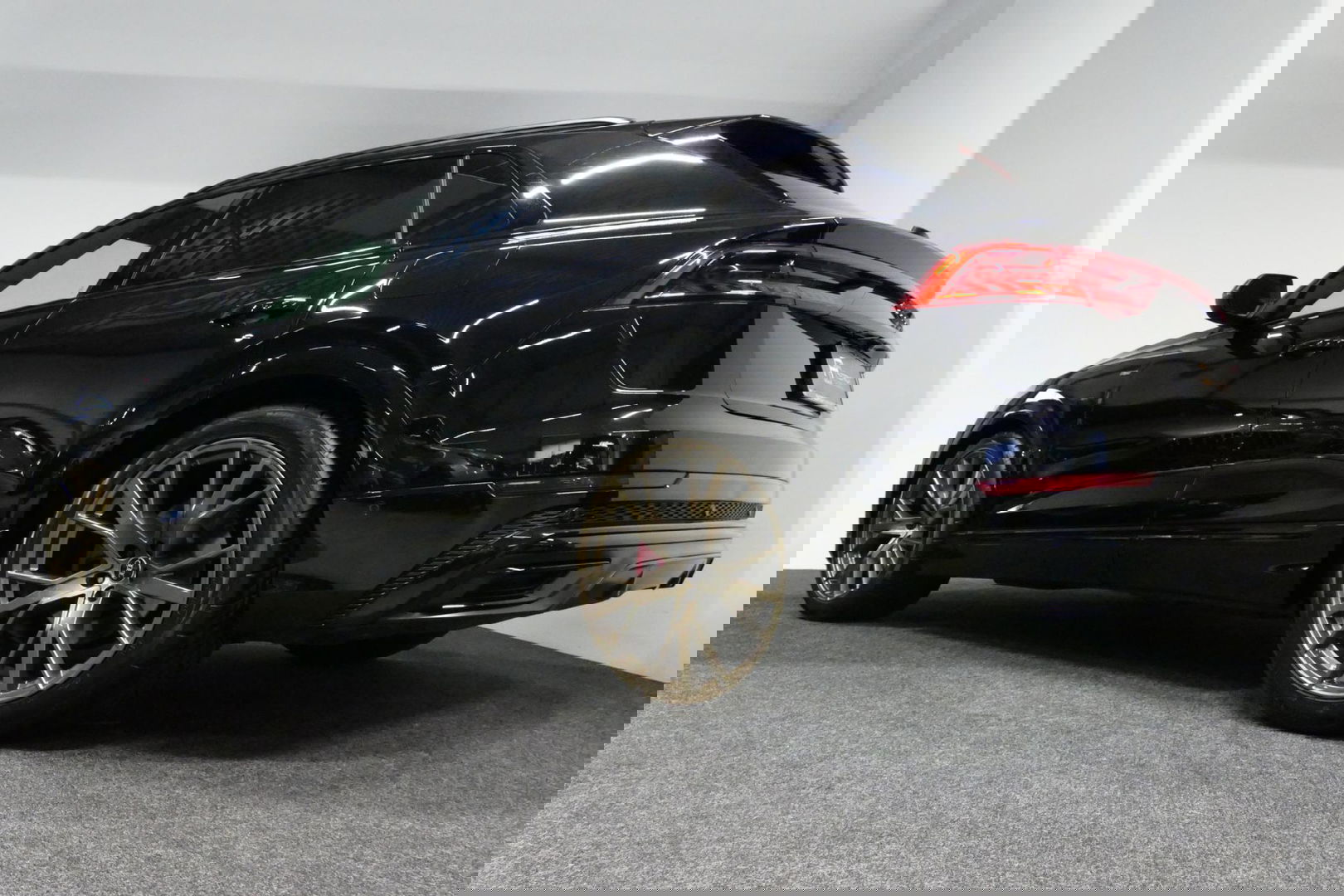 Audi Q8 60 TFSI e quattro Competition / S-Line / HD Matrix LED / Servosluiting / RS-Sportstoelen / Elektr. verstelbare voorstoelen / Head-Up Display / Stuur- & stoelverwarming / 360 graden camera / Bang & Olufsen Sound / Achterbank verwarming / 22'' LMV / Trekhaa