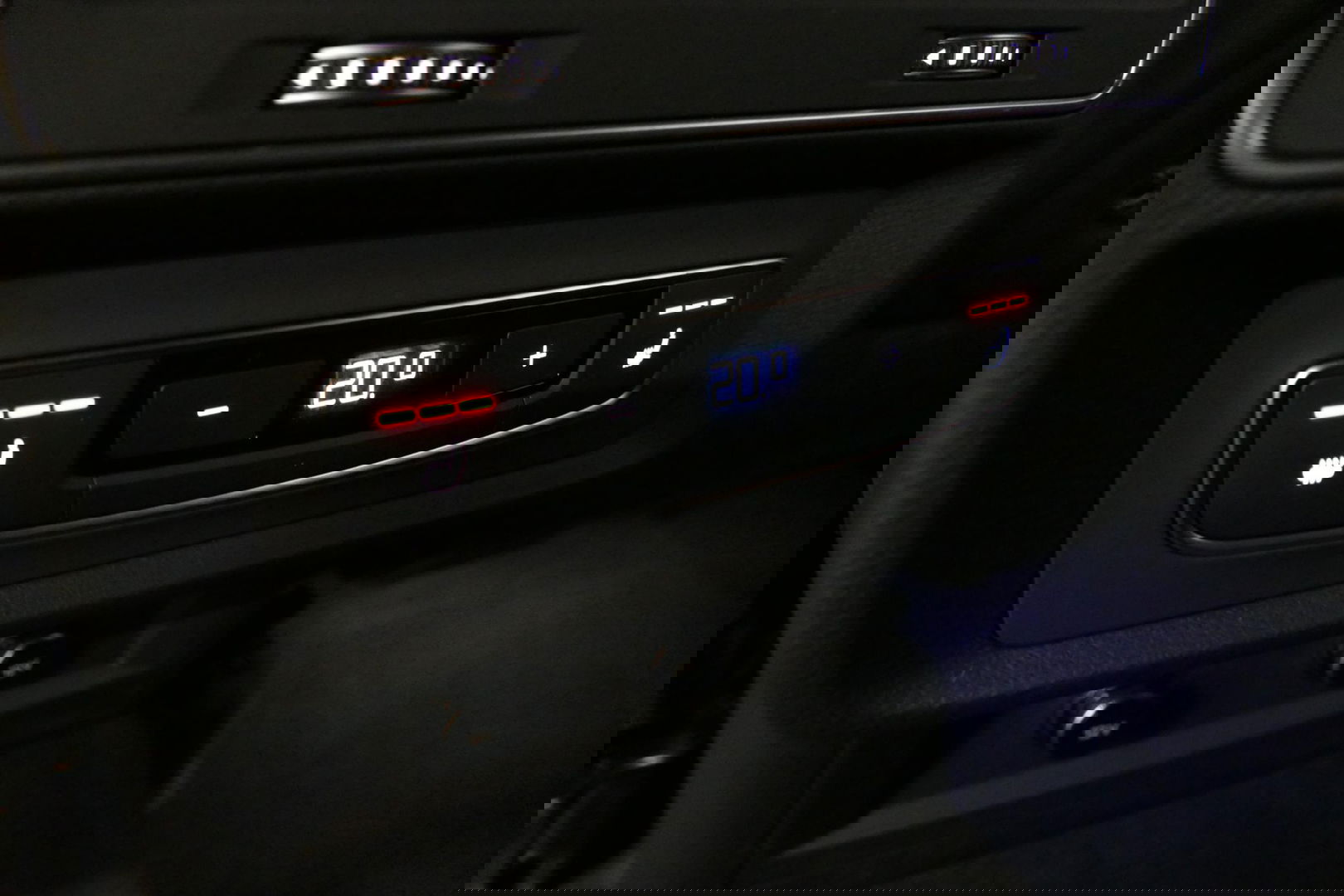 Audi Q8 60 TFSI e quattro Competition / S-Line / HD Matrix LED / Servosluiting / RS-Sportstoelen / Elektr. verstelbare voorstoelen / Head-Up Display / Stuur- & stoelverwarming / 360 graden camera / Bang & Olufsen Sound / Achterbank verwarming / 22'' LMV / Trekhaa