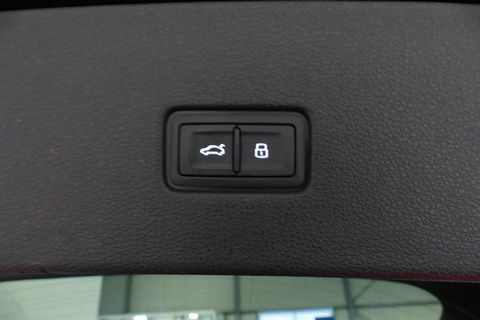 Audi Q8 60 TFSI e quattro Competition / S-Line / HD Matrix LED / Servosluiting / RS-Sportstoelen / Elektr. verstelbare voorstoelen / Head-Up Display / Stuur- & stoelverwarming / 360 graden camera / Bang & Olufsen Sound / Achterbank verwarming / 22'' LMV / Trekhaa