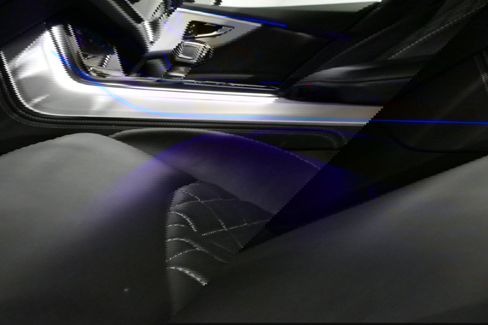 Audi Q8 60 TFSI e quattro Competition / S-Line / HD Matrix LED / Servosluiting / RS-Sportstoelen / Elektr. verstelbare voorstoelen / Head-Up Display / Stuur- & stoelverwarming / 360 graden camera / Bang & Olufsen Sound / Achterbank verwarming / 22'' LMV / Trekhaa