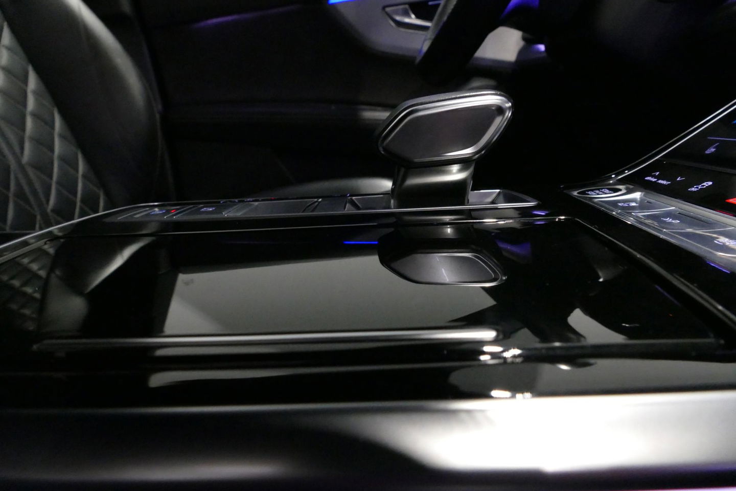 Audi Q8 60 TFSI e quattro Competition / S-Line / HD Matrix LED / Servosluiting / RS-Sportstoelen / Elektr. verstelbare voorstoelen / Head-Up Display / Stuur- & stoelverwarming / 360 graden camera / Bang & Olufsen Sound / Achterbank verwarming / 22'' LMV / Trekhaa