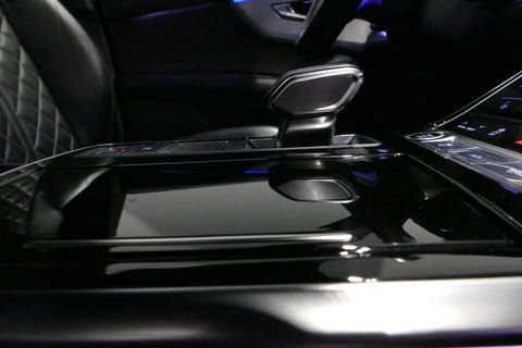 Audi Q8 60 TFSI e quattro Competition / S-Line / HD Matrix LED / Servosluiting / RS-Sportstoelen / Elektr. verstelbare voorstoelen / Head-Up Display / Stuur- & stoelverwarming / 360 graden camera / Bang & Olufsen Sound / Achterbank verwarming / 22'' LMV / Trekhaa