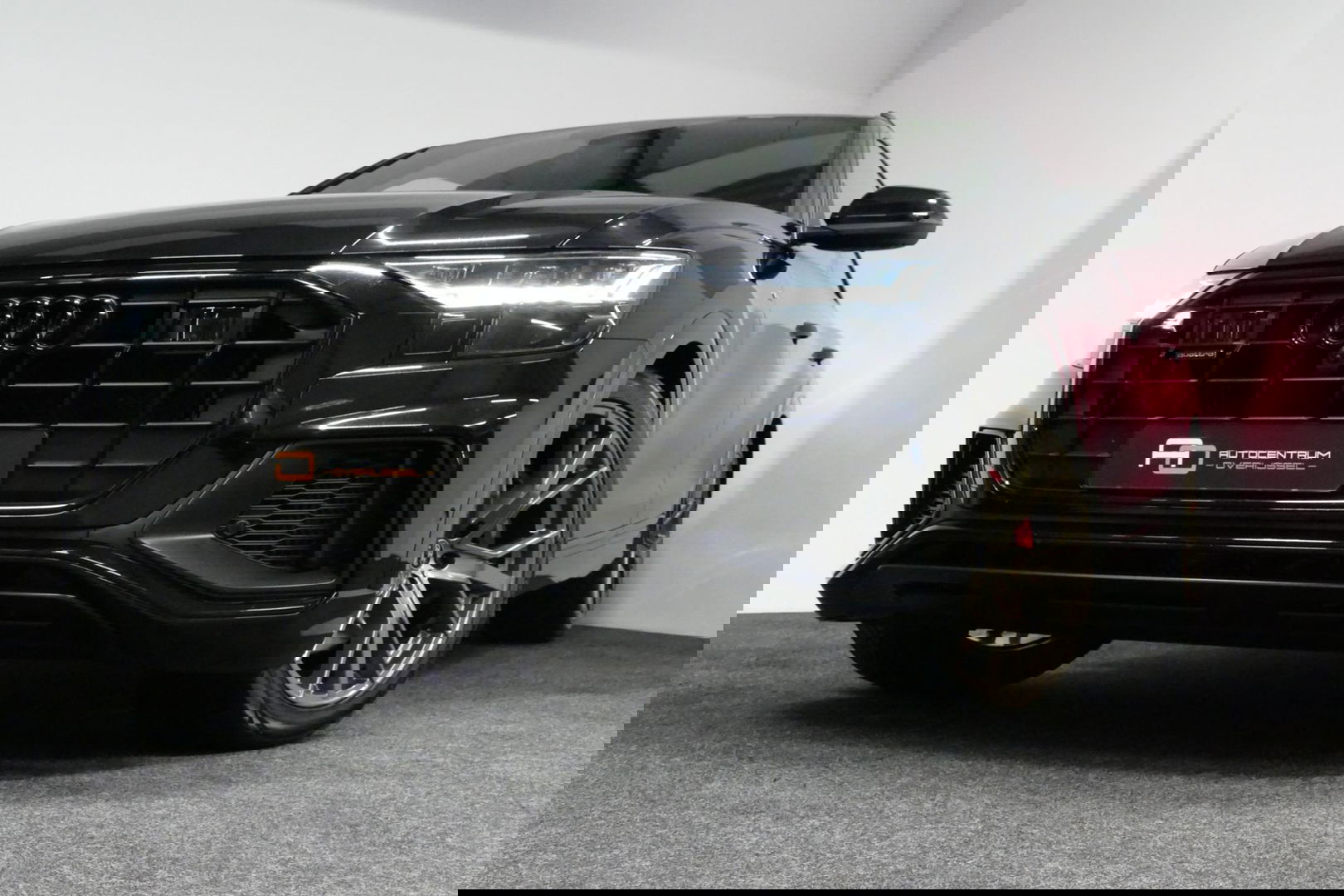 Audi Q8 60 TFSI e quattro Competition / S-Line / HD Matrix LED / Servosluiting / RS-Sportstoelen / Elektr. verstelbare voorstoelen / Head-Up Display / Stuur- & stoelverwarming / 360 graden camera / Bang & Olufsen Sound / Achterbank verwarming / 22'' LMV / Trekhaa