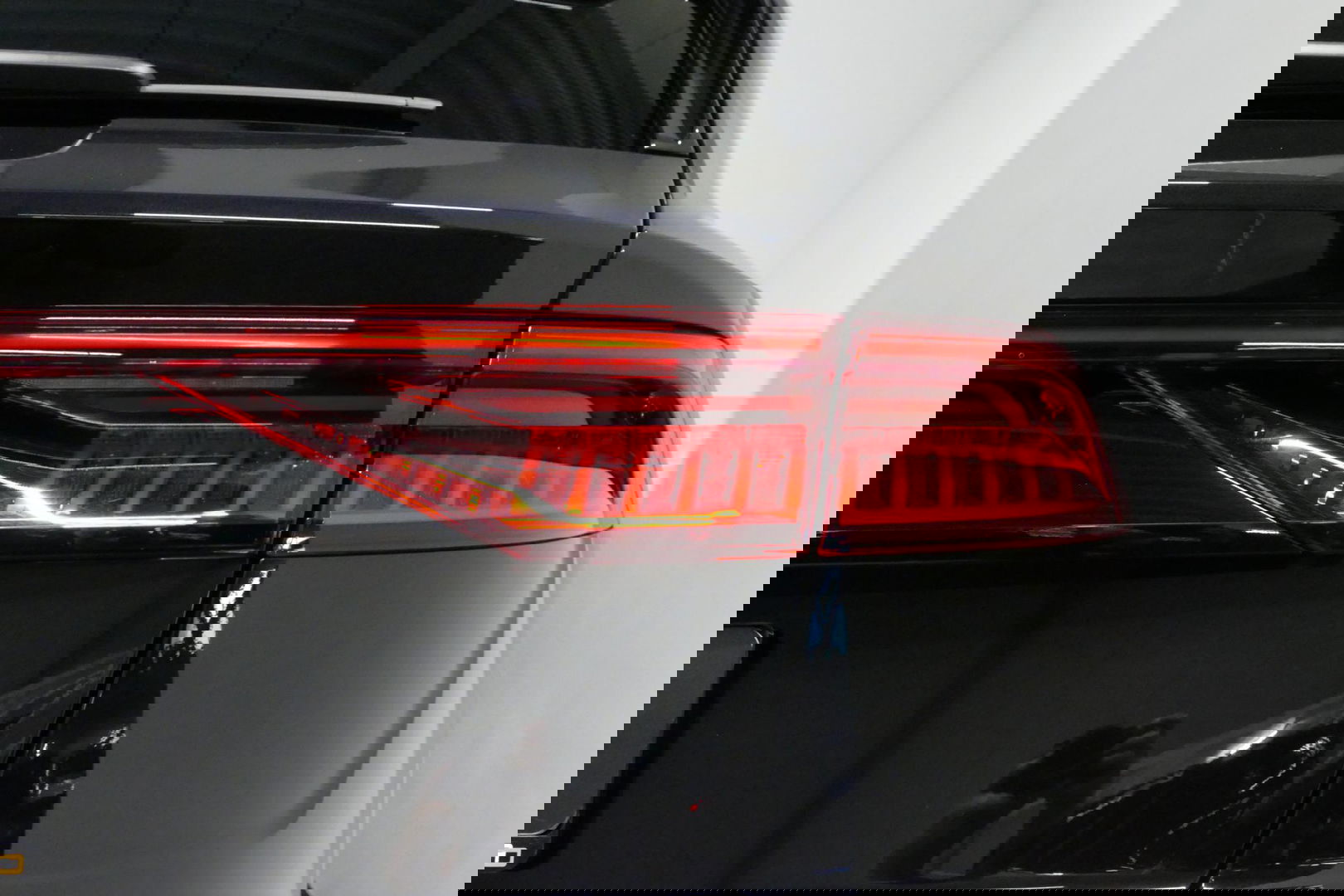 Audi Q8 60 TFSI e quattro Competition / S-Line / HD Matrix LED / Servosluiting / RS-Sportstoelen / Elektr. verstelbare voorstoelen / Head-Up Display / Stuur- & stoelverwarming / 360 graden camera / Bang & Olufsen Sound / Achterbank verwarming / 22'' LMV / Trekhaa
