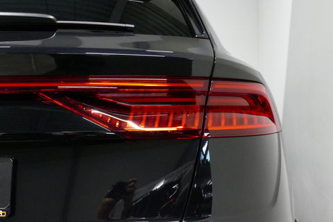 Audi Q8 60 TFSI e quattro Competition / S-Line / HD Matrix LED / Servosluiting / RS-Sportstoelen / Elektr. verstelbare voorstoelen / Head-Up Display / Stuur- & stoelverwarming / 360 graden camera / Bang & Olufsen Sound / Achterbank verwarming / 22'' LMV / Trekhaa