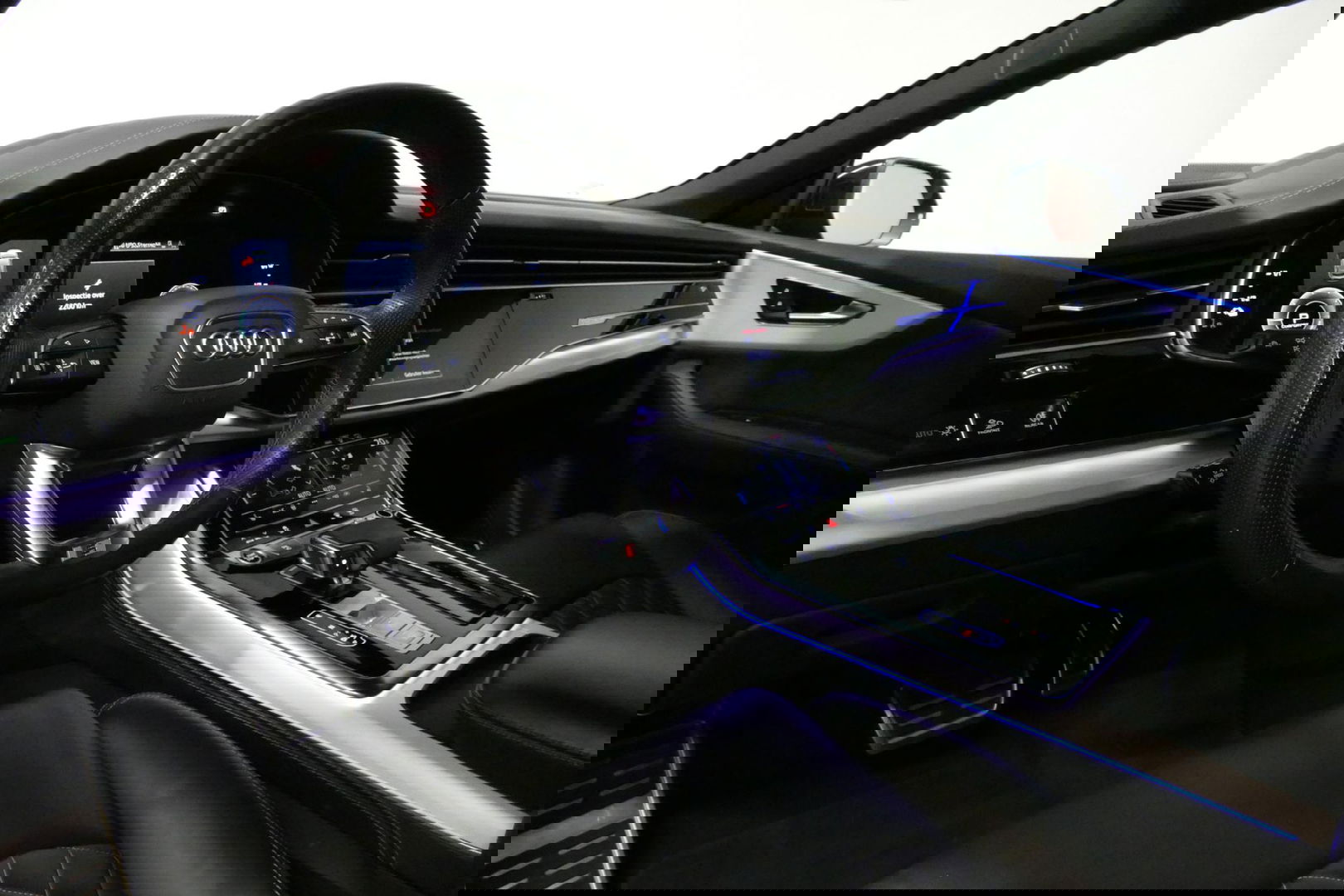 Audi Q8 60 TFSI e quattro Competition / S-Line / HD Matrix LED / Servosluiting / RS-Sportstoelen / Elektr. verstelbare voorstoelen / Head-Up Display / Stuur- & stoelverwarming / 360 graden camera / Bang & Olufsen Sound / Achterbank verwarming / 22'' LMV / Trekhaa