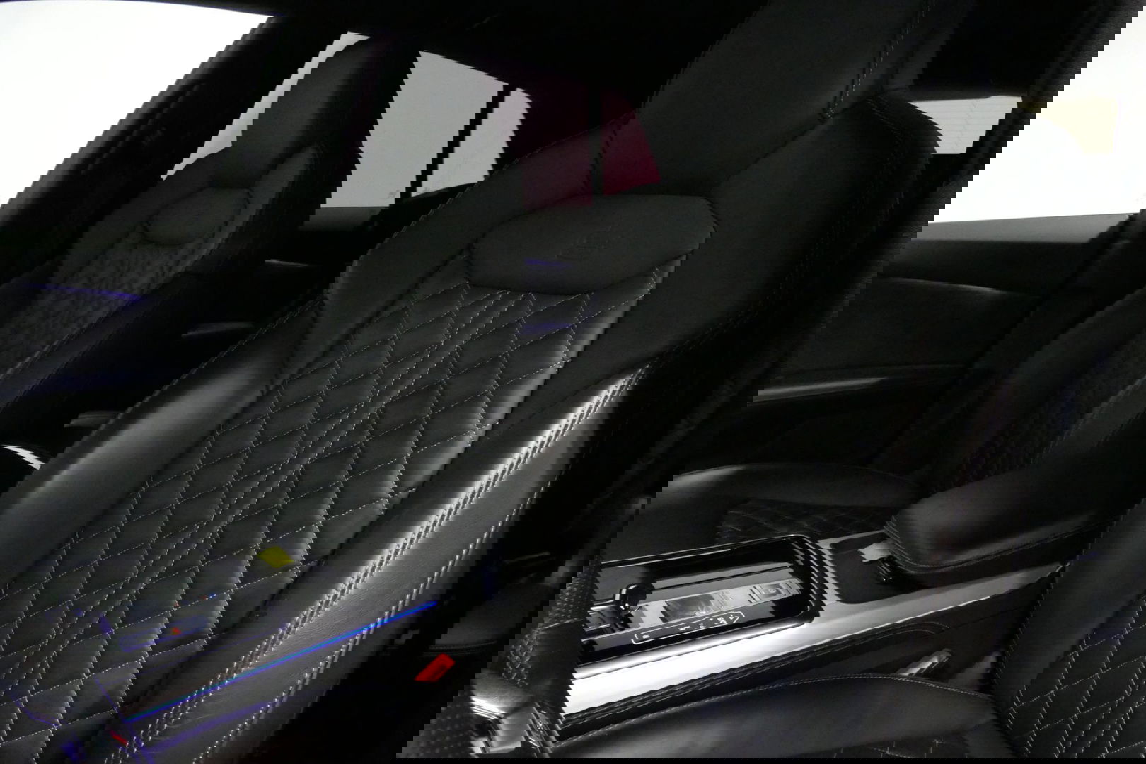 Audi Q8 60 TFSI e quattro Competition / S-Line / HD Matrix LED / Servosluiting / RS-Sportstoelen / Elektr. verstelbare voorstoelen / Head-Up Display / Stuur- & stoelverwarming / 360 graden camera / Bang & Olufsen Sound / Achterbank verwarming / 22'' LMV / Trekhaa