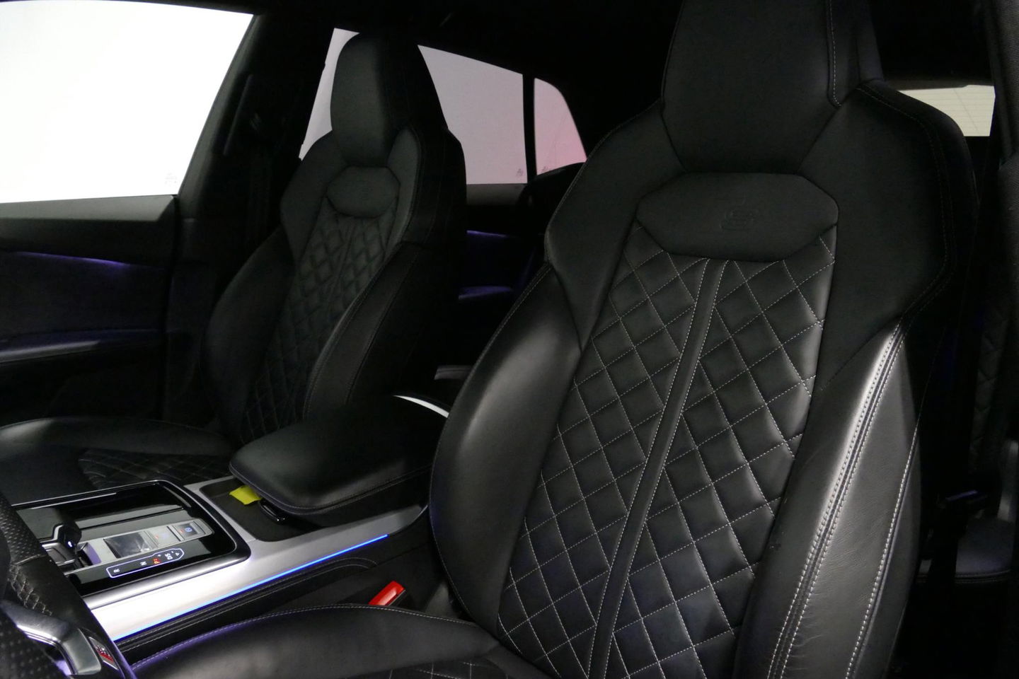 Audi Q8 60 TFSI e quattro Competition / S-Line / HD Matrix LED / Servosluiting / RS-Sportstoelen / Elektr. verstelbare voorstoelen / Head-Up Display / Stuur- & stoelverwarming / 360 graden camera / Bang & Olufsen Sound / Achterbank verwarming / 22'' LMV / Trekhaa
