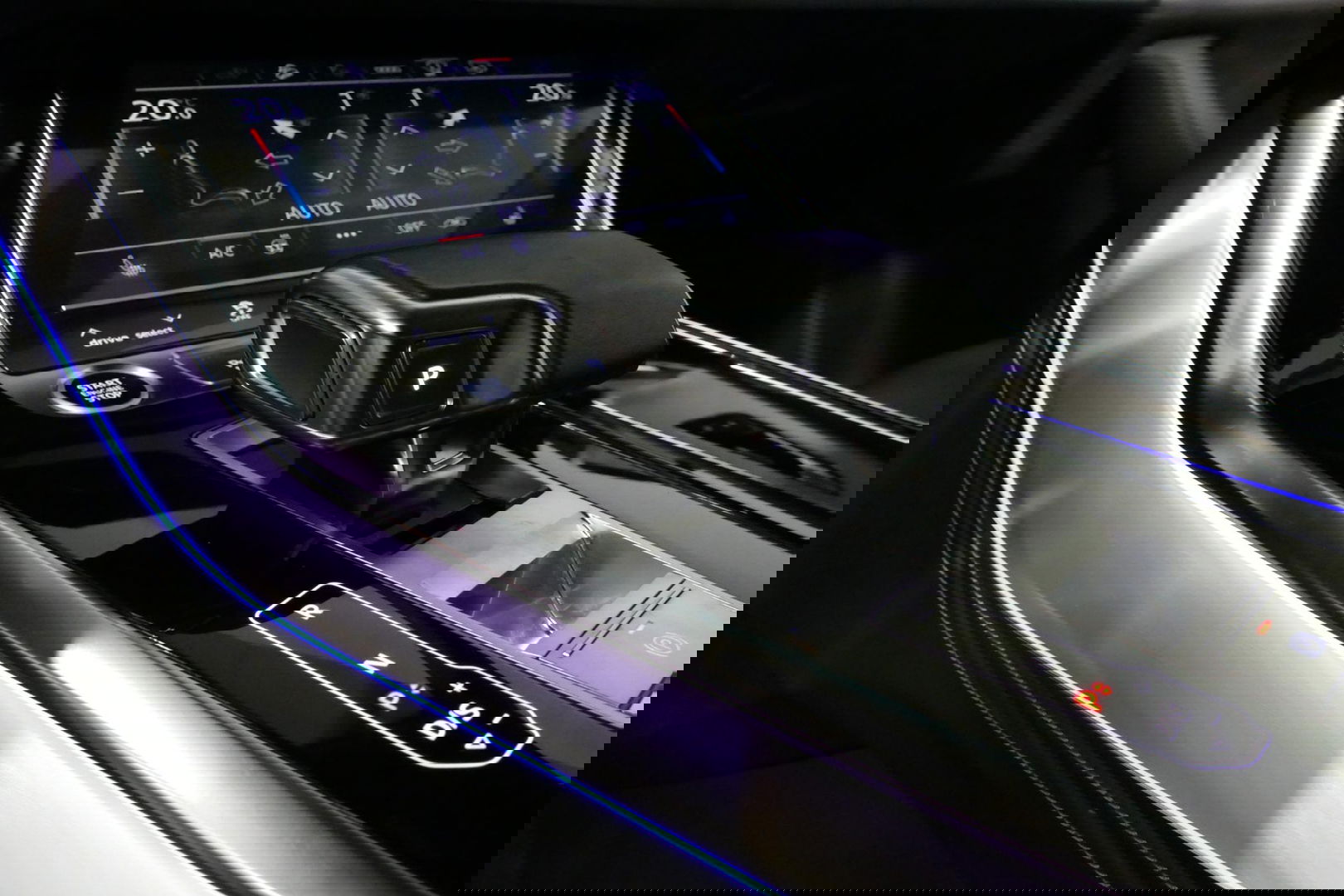 Audi Q8 60 TFSI e quattro Competition / S-Line / HD Matrix LED / Servosluiting / RS-Sportstoelen / Elektr. verstelbare voorstoelen / Head-Up Display / Stuur- & stoelverwarming / 360 graden camera / Bang & Olufsen Sound / Achterbank verwarming / 22'' LMV / Trekhaa